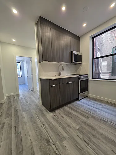 411 Grand St #2R Photo 1