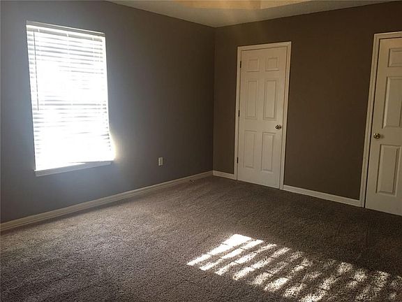3rd image of 818 SW Arrowhead Dr
