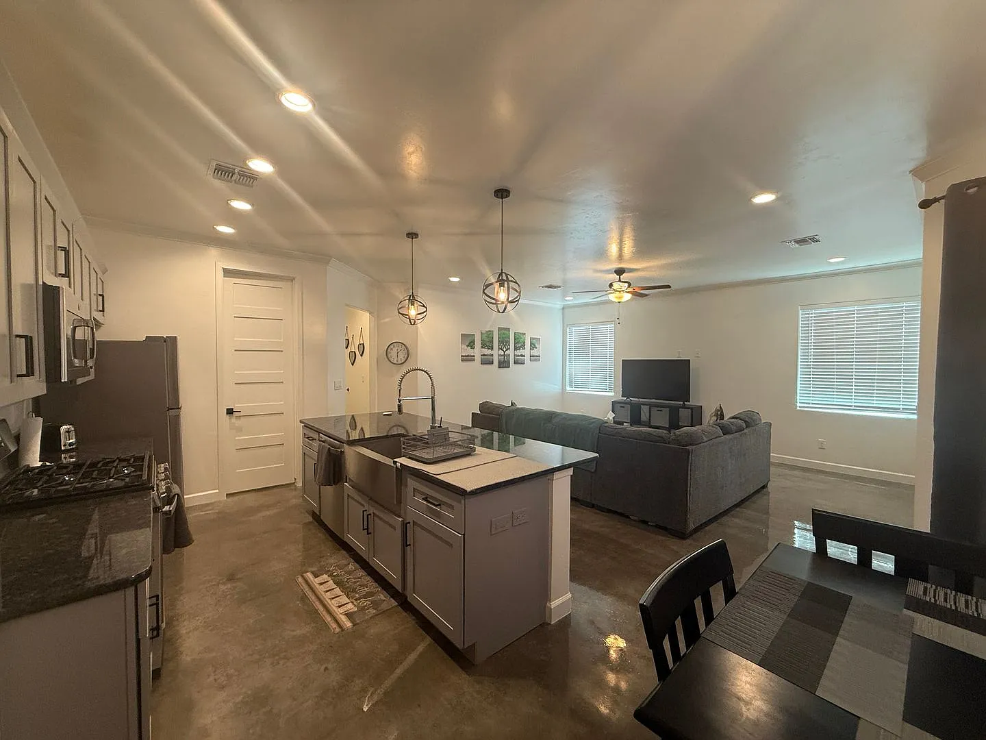 2 Bedroom 1 Bathroom Fully Furnished Home — Photo 4