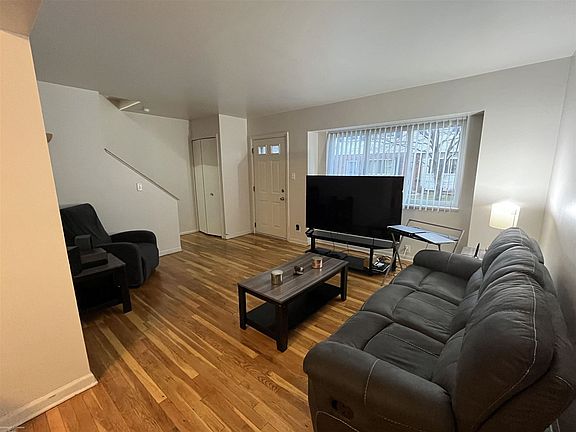 4th image of 25677 Salem St