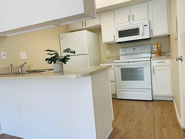 Desert Springs Apartments — Photo 24
