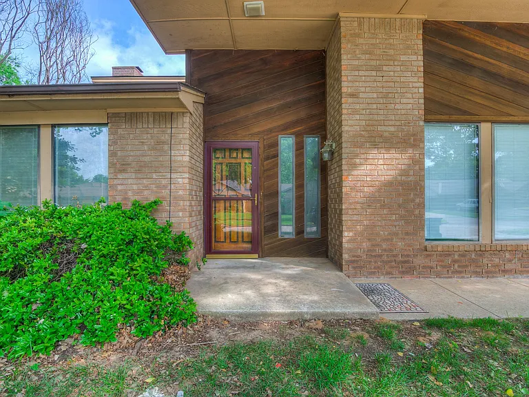 1111 Robin Hood Ln — Photo 2