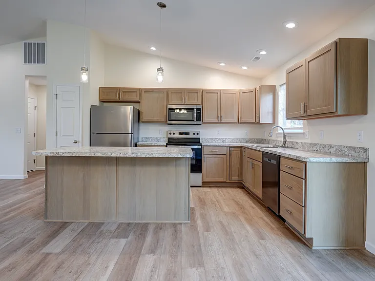 1013 Caroline Ave — Photo 8