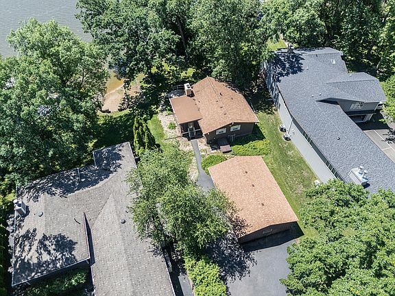 3rd image of 407 Holiday Dr