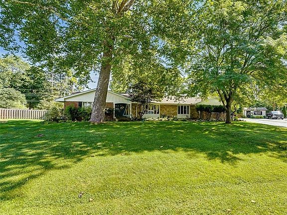 3rd image of 3348 Leawood Dr