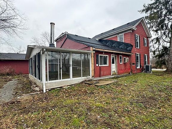 4th image of 877 Wright St