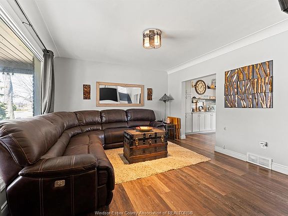 3rd image of 1384 Pillette Rd