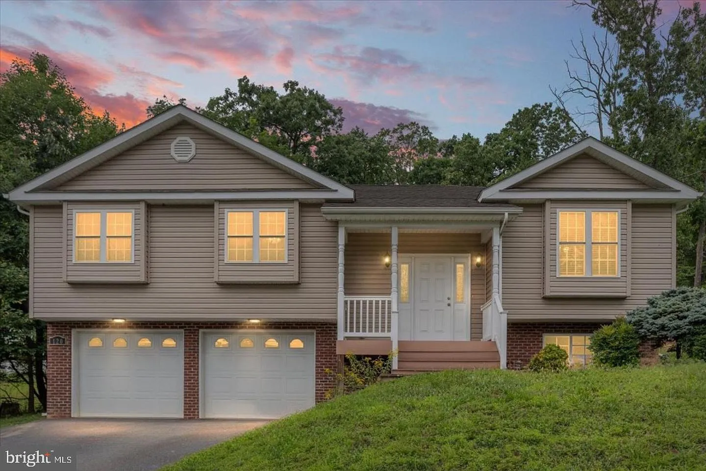 3 bed, 2.0 bath, 1456 sqft, $1,995 — Photo 2