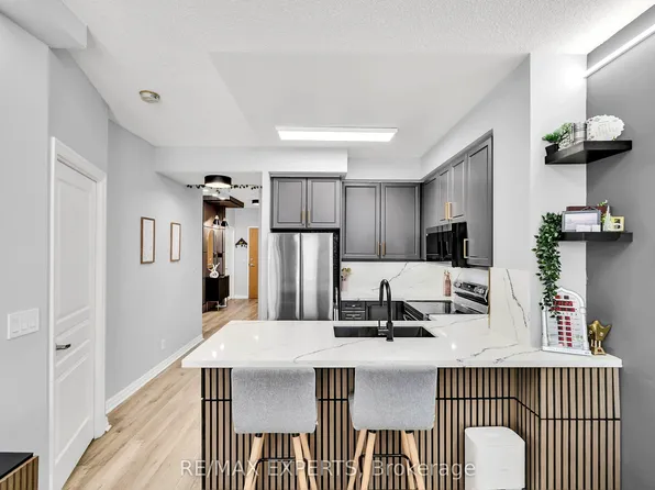 220 Burnhamthorpe Rd W #401, Mississauga, ON L5B 4N4