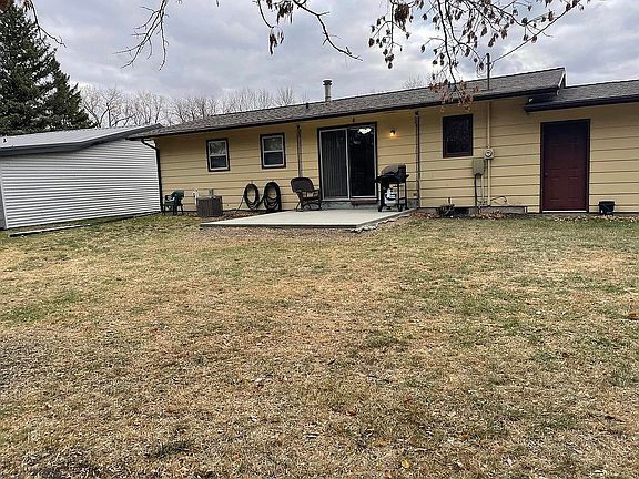 5th image of 150 Maplewood Dr