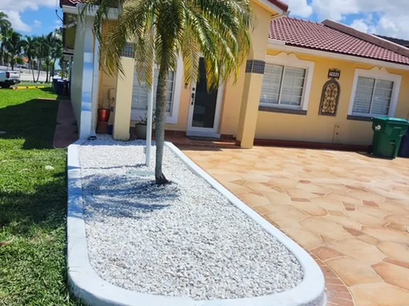 7682 NW 178th Ter, Hialeah, FL 33015