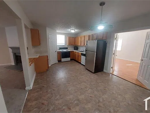3 bed, 1965 sqft, $1,695 — Photo 2