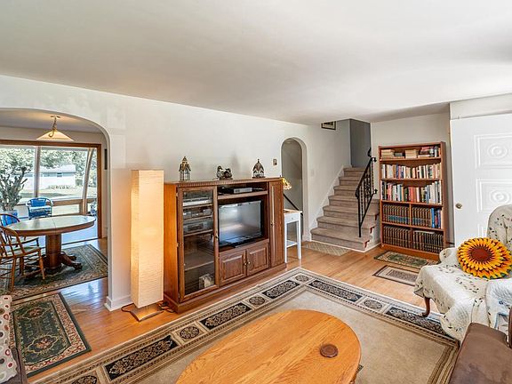 5th image of 10 Sunset Ln