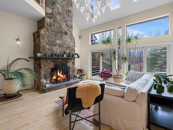 5th image of 36 Chardavoyne Road