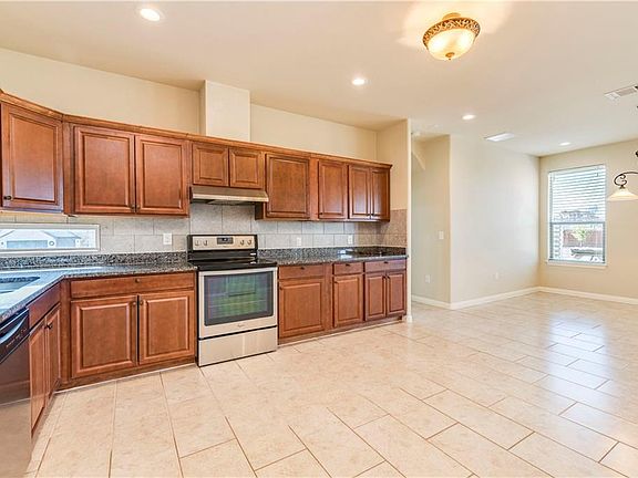 4th image of 222 Woodbrook Trl