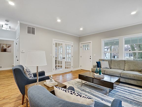 3rd image of 403 E Kenilworth Ave
