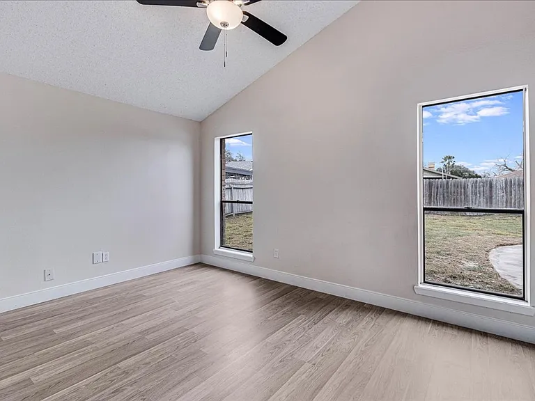 985 Crossbill St — Photo 26