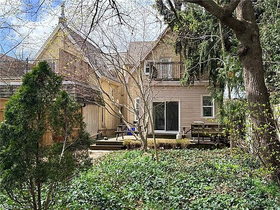 4th image of 802 Waterloo St