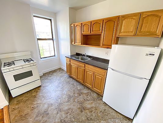 2nd image of 680 Melrose Ave APT 4S