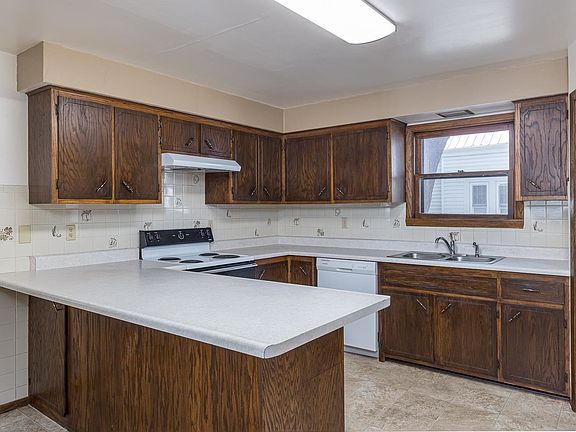 2nd image of 802 W Spring St
