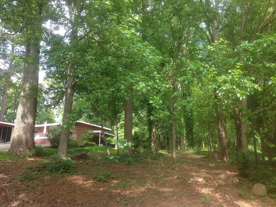 2nd image of 583 Lakeshore Dr