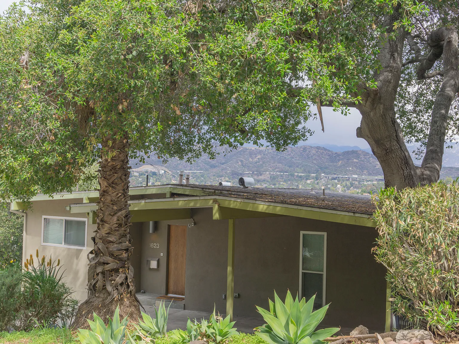 2 bed, 1065 sqft, $4,600 — Photo 2
