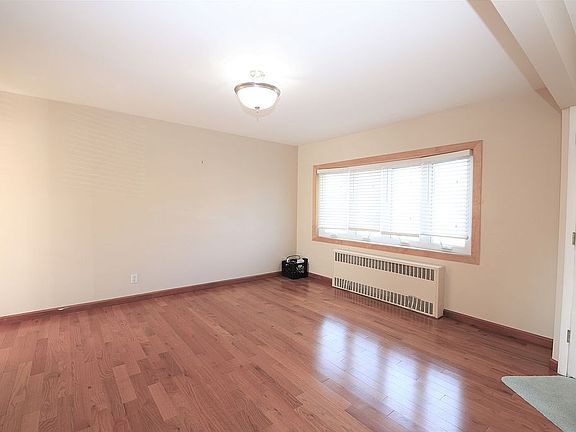 2nd image of 5 Croyden Ln