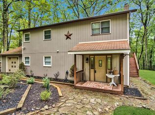 122 Eagle Crest Rd, Greentown, PA 18426