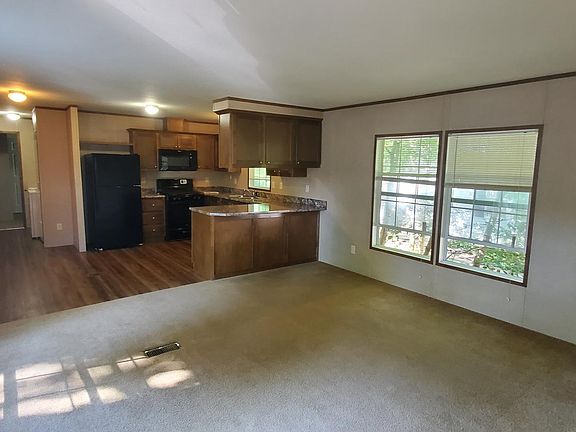 2nd image of 203 Lakeshore Cir