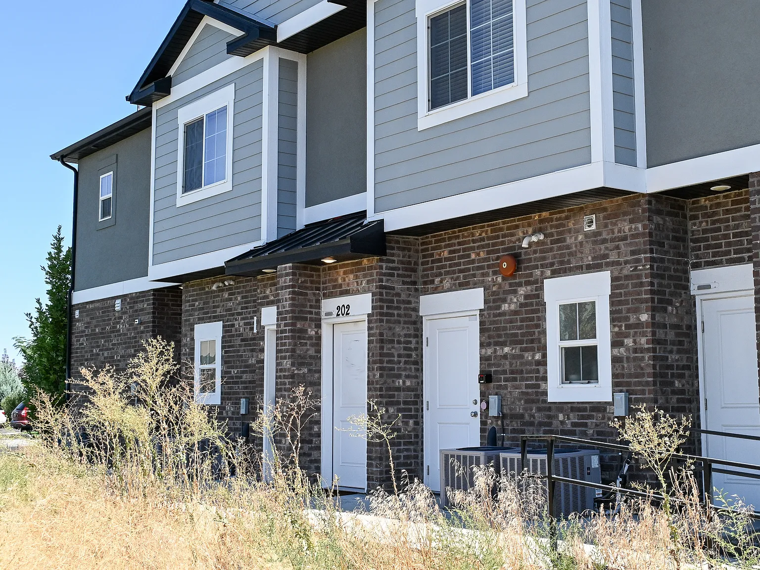 3 bed, 2.0 bath, 1323 sqft, $1,525 — Photo 2