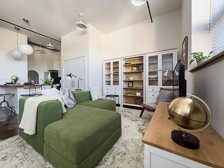 510 S College St — Photo 1