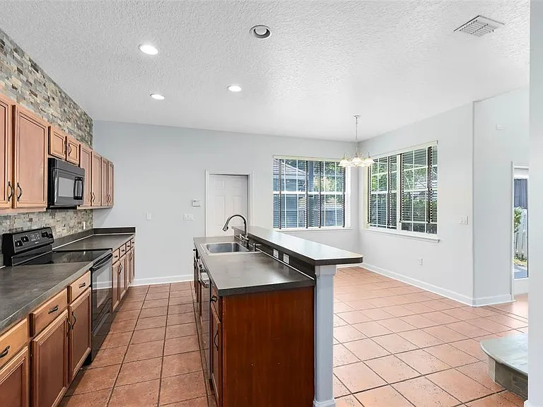 3813 Goldenglow Dr — Photo 9