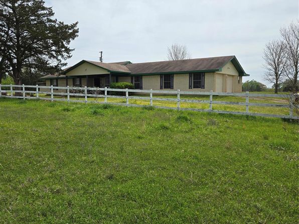 988 S Cottonwood St, Crockett, TX 75835