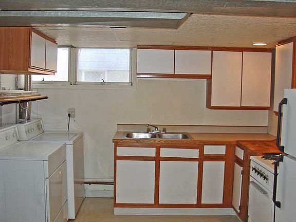 3rd image of 944 1/2 Burlington Ave