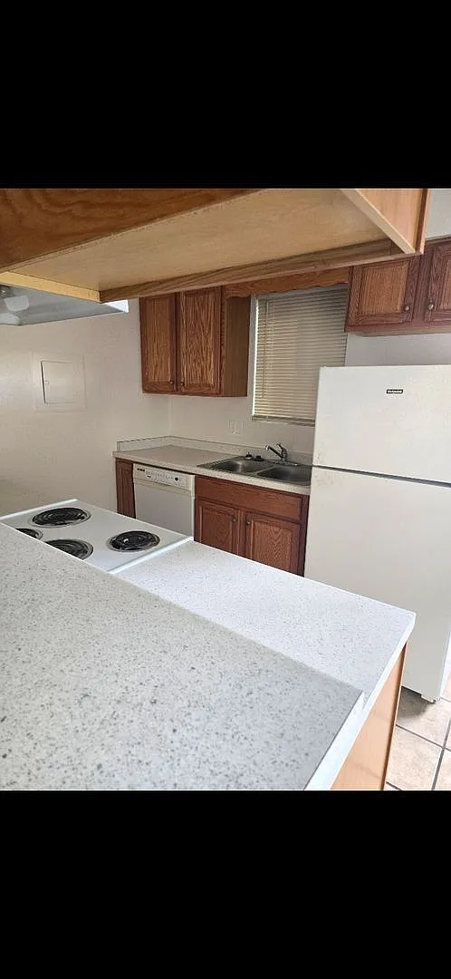 2 bed, 1.0 bath, 684 sqft, $825 — Photo 2