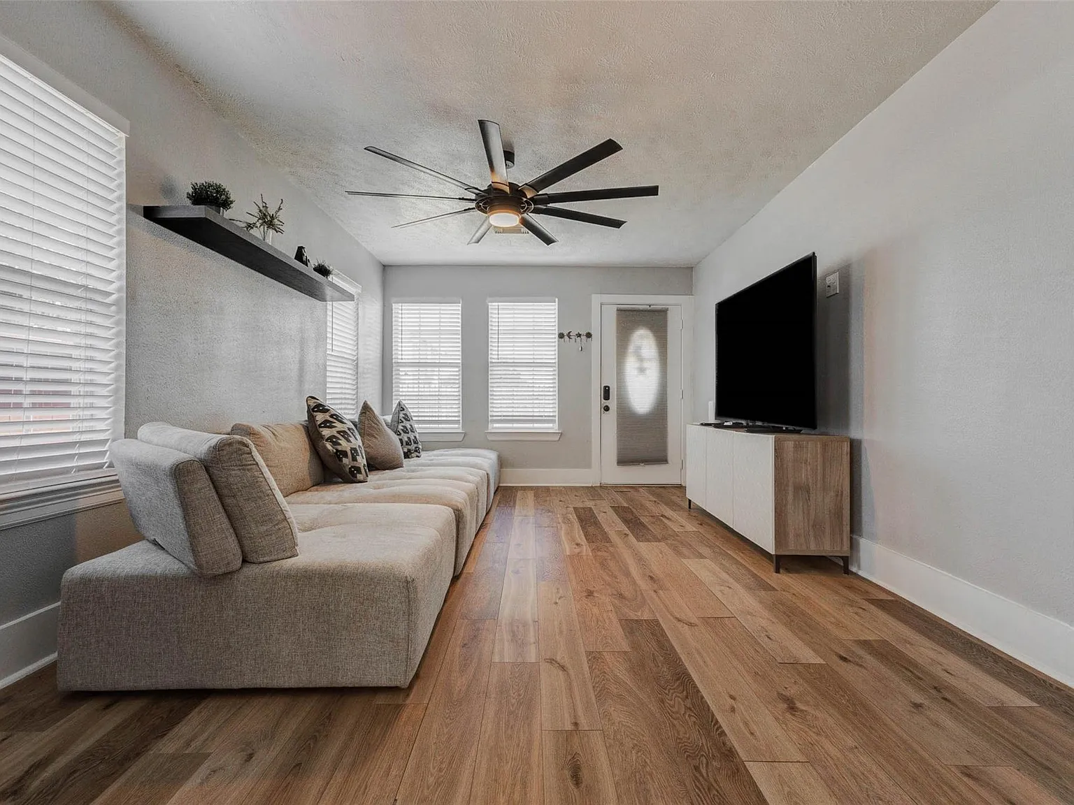 3 bed, 2.0 bath, 1776 sqft, $3,000 — Photo 3