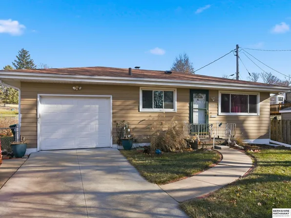 3065 S 45th St, Omaha, NE 68105