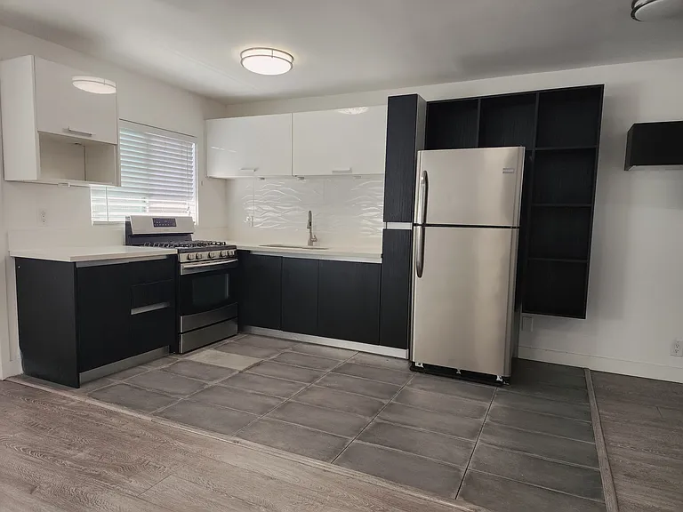2119 N Beachwood Dr #5 — Photo 9