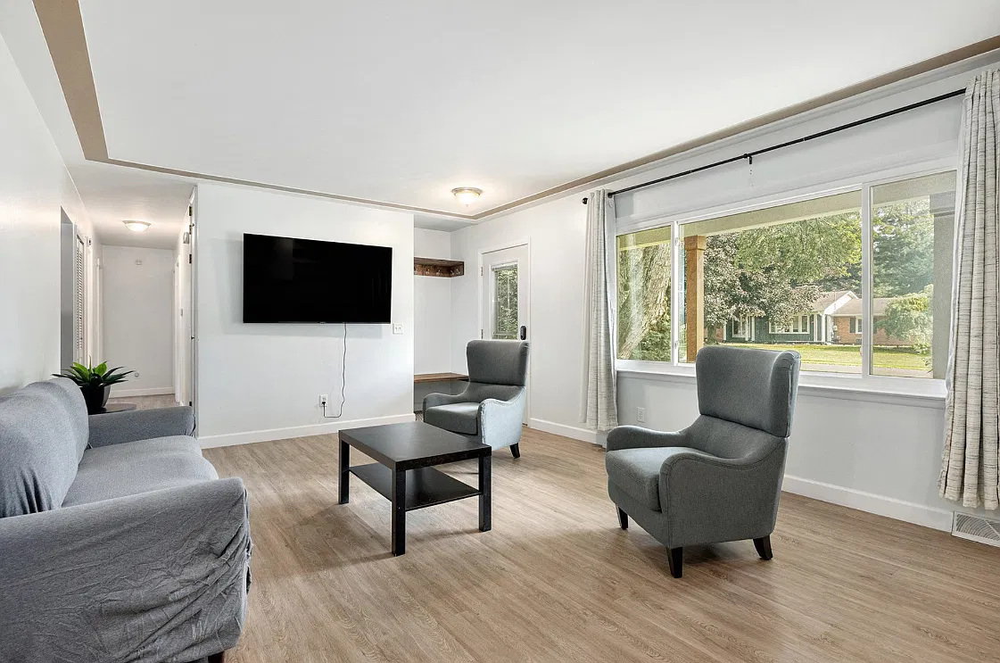 5 bed, 2.5 bath, 2158 sqft, $2,300 — Photo 3