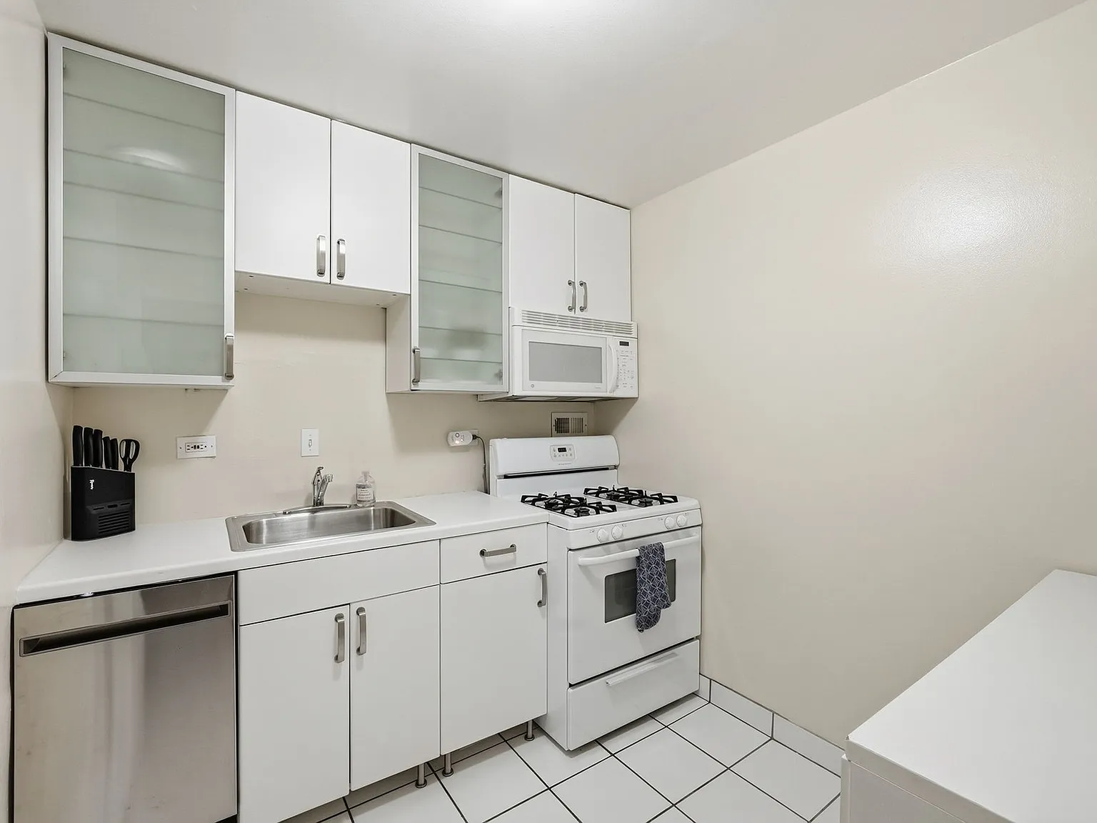 1 bed, 505 sqft, $2,100 — Photo 2