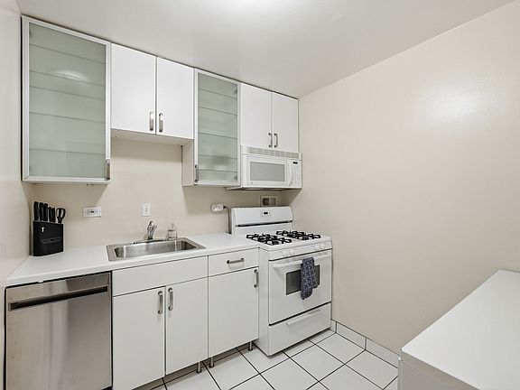 2nd image of 1420 N St NW #606