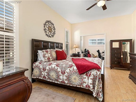 4th image of 828 SW Lake Charles Cir