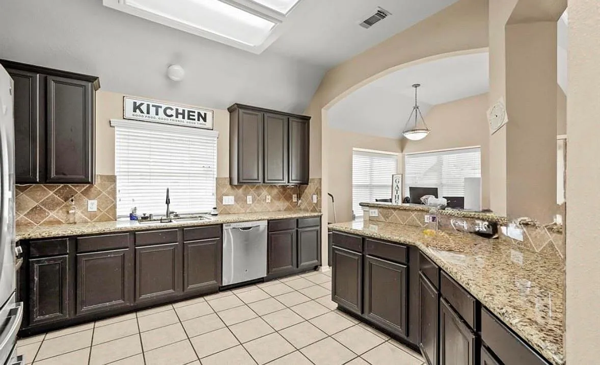 4 bed, 2.5 bath, 2422 sqft, $2,650 — Photo 3