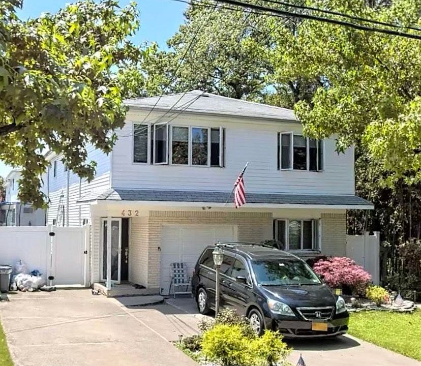 2nd image of 432 Eltingville Blvd
