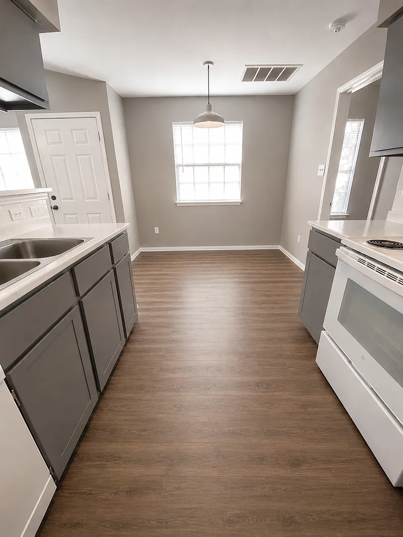 Recently Renovated 3 Bedroom — Photo 4
