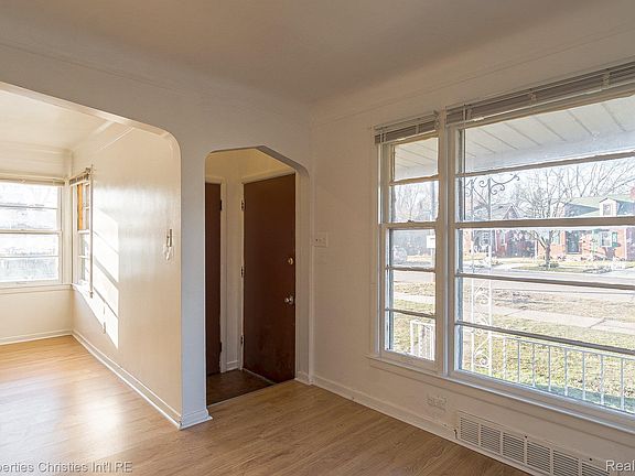 5th image of 17902 Chester St