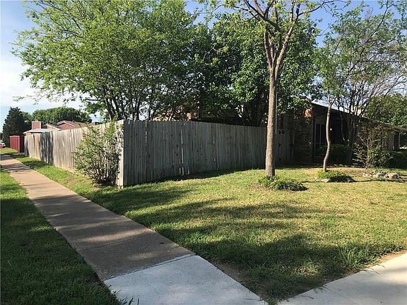 3rd image of 1400 Brazos Dr