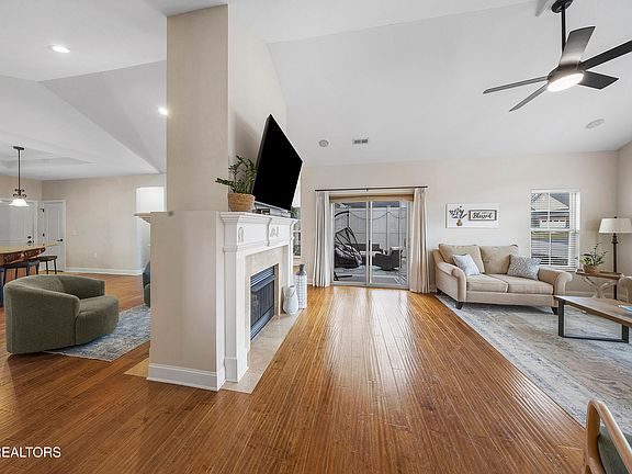 3rd image of 4923 Willow Bluff Cir