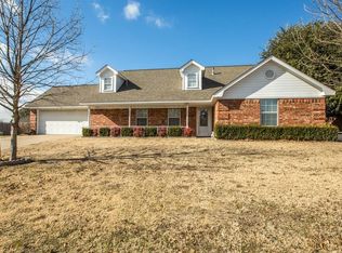 2127 N Village Dr, Bonham, TX 75418