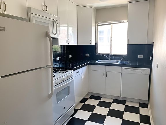 3rd image of 1375 N Pearl St #17
